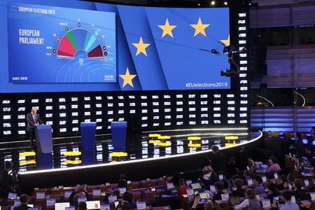 Una prima proiezione dei seggi all'Europarlamento proiettata in uno studio a Bruxelles