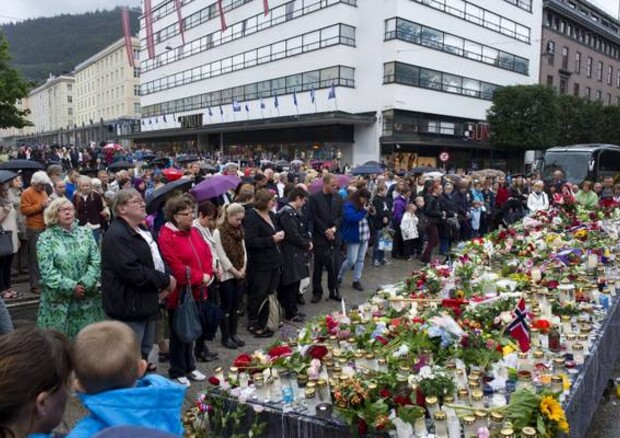 La commemorazione delle vittime degli attacchi in Norvegia. © ANSA 