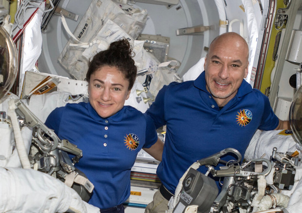 Gli astronauti Luca Parmitano (Esa) e Jessca Meir (Nasa) protagonisti del primo collegamento fra Statione Spaziale Internazionale e i Nobel per la Fisica e la Chimica (fonte: ESA, NASA) © Ansa