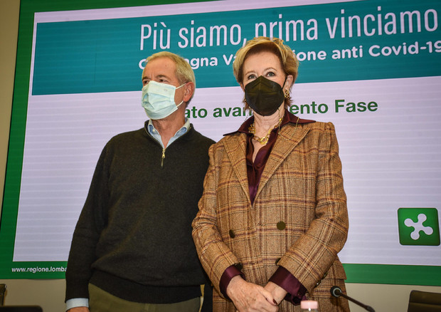 Letizia Moratti e Guido Bertolaso alla conferenza stampa sull'andamento della campagna vaccinale in Lombardia © ANSA