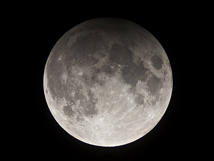 Nel cielo di gennaio la Luna piena coincide con un'eclissi Spazio