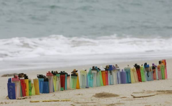 Accendini di plastica su una spiaggia di Sokos Island, Hong Kong