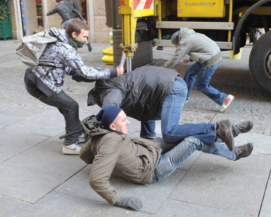 Un momento degli scontri a Torino durante la manifestazione degli studenti