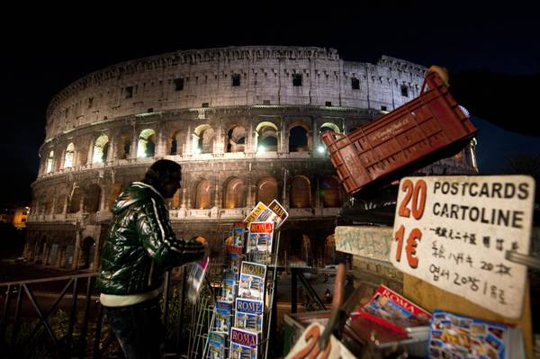 Il Colosseo illuminato in occasione della Giornata internazionale contro la violenza sulle donne