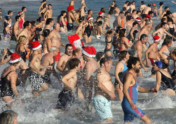 Il tradizionale bagno di San Silvestro in Terragona, nel Nord della Spagna