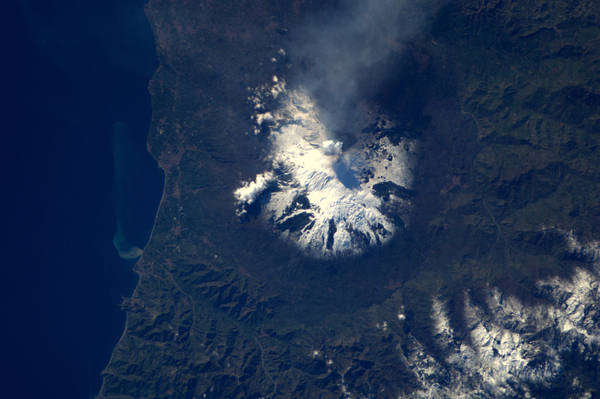 L’eruzione dell’Etna fotografata dalla Stazione Spaziale (fonte: ESA/NASA)