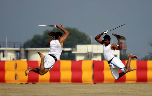 Le arti marziali alla fiera dell'esercito nella cittadina di Amritsar