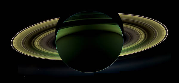 La spettacolare immagine ripresa dalla zona in ombra di Saturno, inviata dalla sonda Cassini (fonte: NASA/JPL-Caltech/Space Science Institute)