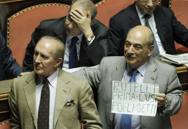 Il senatore del Pdl Domenico Gramazio (D) mostra un cartello contro Rutelli in aula al Senato con la scritta: 'Rutelli prima Lusi poi li getti'