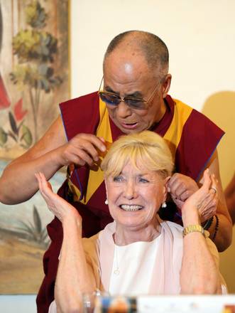 Il Dalai Lama tira le orecchie a Betty Williams