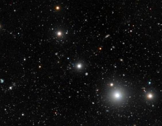 La regione del cielo intorno al quasar HE0109-3518 (al centro), la cui radiazione fa brillare le galassie buie, rendendole visibili (fonte: ESO, Digitized Sky Survey 2 and S. Cantalupo, UCSC). Avvistate le galassie buie
