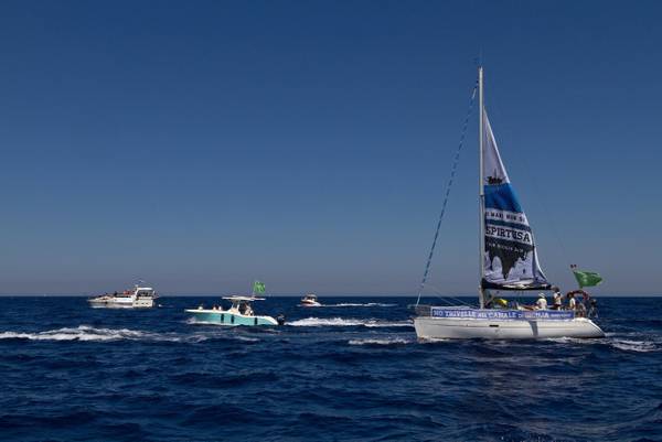 Nuova protesta di Greenpeace contro le trivelle nel mare di Sicilia