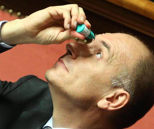 Il Premier, Enrico Letta, mette delle gocce negli occhi i