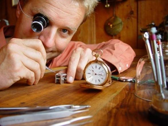 Olivier Piguet nel suo atelier, il centre d'initiation de l'horlogerie, dove in brevi corsi inizia gli appassionati