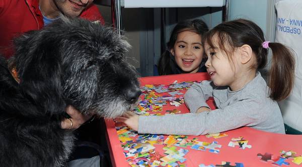 Una carezza di Emma al suo cane Black