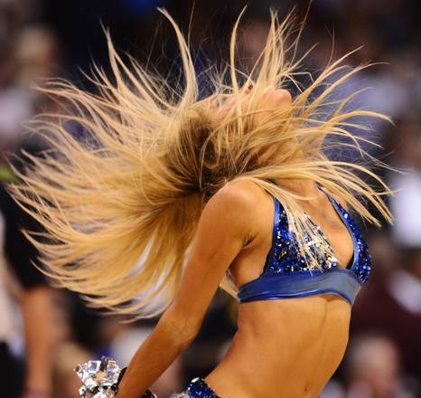 Cheerleaders durante gli intervalli della partita tra Dallas e Clippers