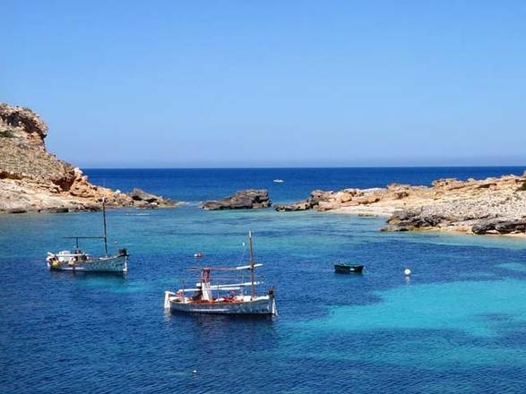 Ibiza, le barche dei pescatori al Llats, Portinatx (Foto: Xescu prats)