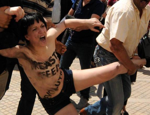 Una  Femen trascinata via