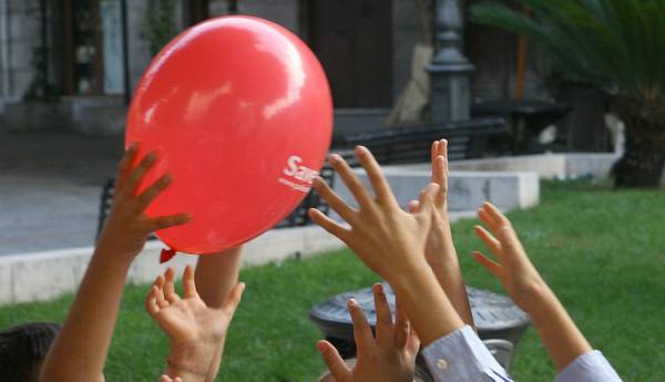 Bambini giocano con un palloncino