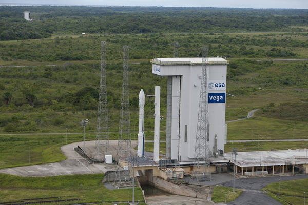 Il lanciatore europeo Vega nella base di Kourou, pronto ad affrontare il primo lancio operativo (fonte: ESA)