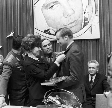 Valentina Tereshkova e Neil Armstron nel centro di addestramento dei cosmonauti a Città delle Stelle (fonte: RIA Novosti)   