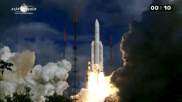 Lanciato l'Ariane 5 con il satellite europeo per le telecomunicazioni Alphasat e il satellite meteo indiano Insat-3D (fonte: Arianespace)