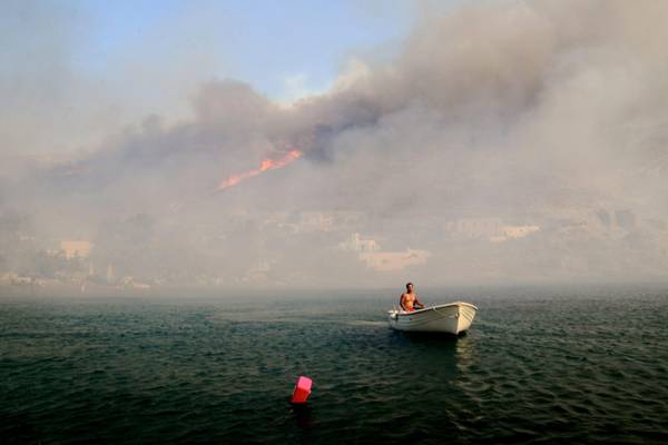 L'incendio sull'isola di Serifos, in Grecia
