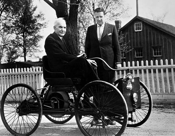 Henry Ford con Henry Ford II nel 1946