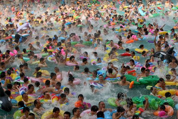 In Cina prese d'assalto le piscine