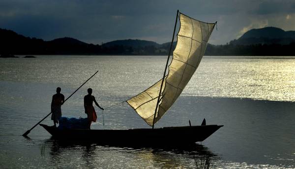 La pesca nelle acque del fiume Brahmaputra, in India