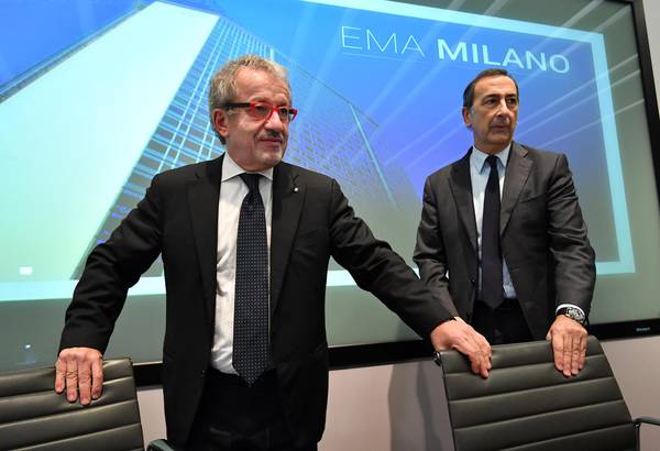 Il presidente della Regione Lombardia, Roberto Maroni con il sindaco di Milano, Giuseppe Sala, in  occasione della conferenza stampa sull'esito dell'assegnazione dell'Ema