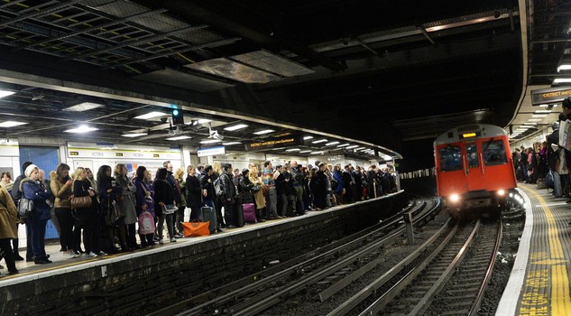 L'affollata metro londinese