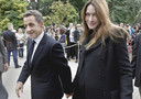 Il presidente francese Nicolas Sarkozy e la moglie Carla Bruni hanno accolto questa mattina i numerosi visitatori giunti alla scoperta del palazzo presidenziale dell'Eliseo aperto al pubblico in occasione delle giornate del Patrimonio