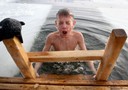 Bagno nell'acqua ghiacciata, sfidando le temperature polari, per l'Epifania ortodossa a Minsk, in Bielorussia.