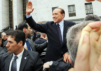 Berlusconi saluta i suoi sostenitori all'uscita del Palazzo di Giustizia