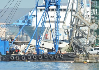 La nave cargo Jolly Nero sul molo del porto di Genova