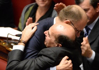 L'abbraccio in Aula tra Letta e Bersani