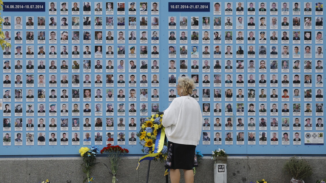 Kiev Una Donna Davanti Al Muro Della Memoria Dei Caduti Primopiano