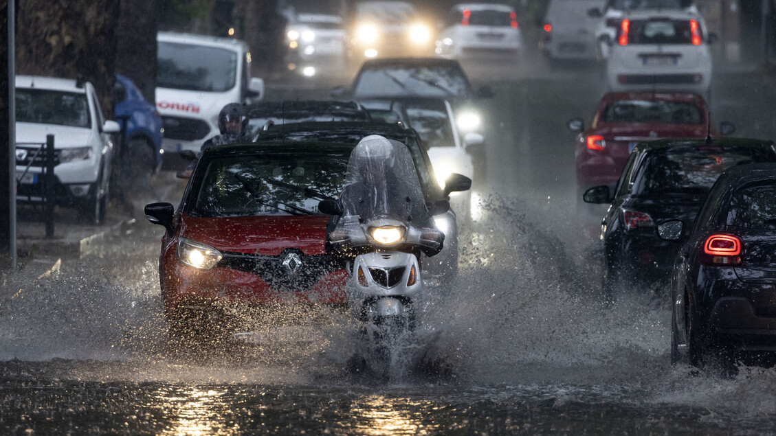 Maltempo Un Temporale Di Abbatte Su Roma Primopiano Ansa It