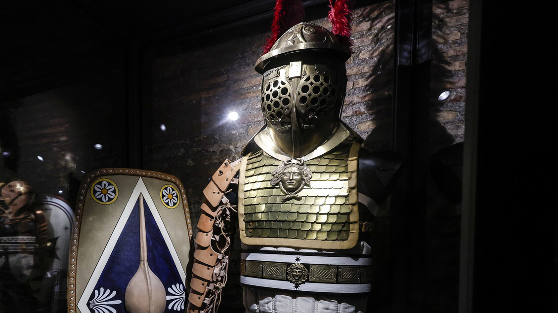 Gladiatori Nell Arena Mostra Nei Sotterranei Del Colosseo