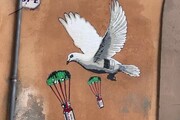 Roma, colomba di Pasqua 'sgancia' i vaccini nel murale di Harry Greb