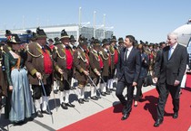 Il premier Matteo Renzi arriva a Monaco, in Germania, per partecipare ai lavori del G7 nel castello di Elmau, sulle alpi bavaresi ANSA / US PALAZZO CHIGI - TIBERIO BARCHIELLI (ANSA)