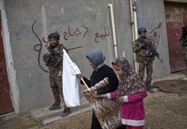 Donne di Mosul alzano la bandiera bianca davanti ai soldati iracheni (ANSA)