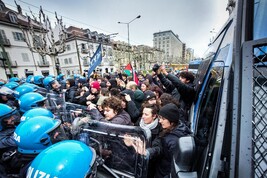 Corteo contro convegno ministri a Torino, respinto dalla polizia