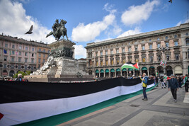 Bandiera palestinese avvolge statua Vittorio Emanuele in Duomo