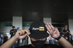 Pornhub, XVideos e Stripchat: richieste informazioni sui contenuti illegali a tre siti porno (ANSA)