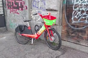 Bici lanciata a Torino, nuovo episodio di vandalismo dopo lo studente ferito (ANSA)