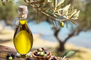 Olio d'oliva, 4 italiani su 10 lo acquistano nella Gdo (ANSA)