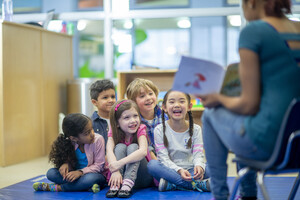 Una lezione in classe per promuovere la salute a scuola. foto: FatCamera - iStock (ANSA)