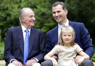 Juan Carlos con il figlio Felipe e la nipote Leonor (ANSA)